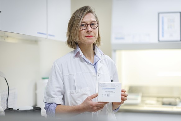 La doctoresse Katerina Tatiana Galperine, responsable du projet TMF au Service des maladies infectieuses du CHUV pose pour un portrait lors d&#039;une visite du laboratoire de production du medicament ...