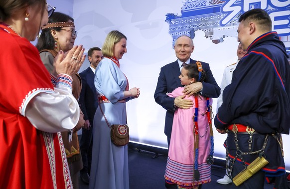 epa12924921 Russian President Vladimir Putin meets with representatives of indigenous peoples of Russia during the Znaniye.Pervye (Knowledge: The First Ones) federal educational marathon at the Manezh ...