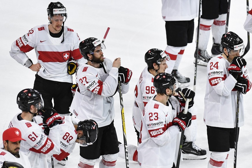 Switzerland’s player react after their Ice Hockey World Championship quarter final match between Switzerland and Sweden in Paris, France on Thursday, May 18, 2017. (KEYSTONE/Peter Schneider)