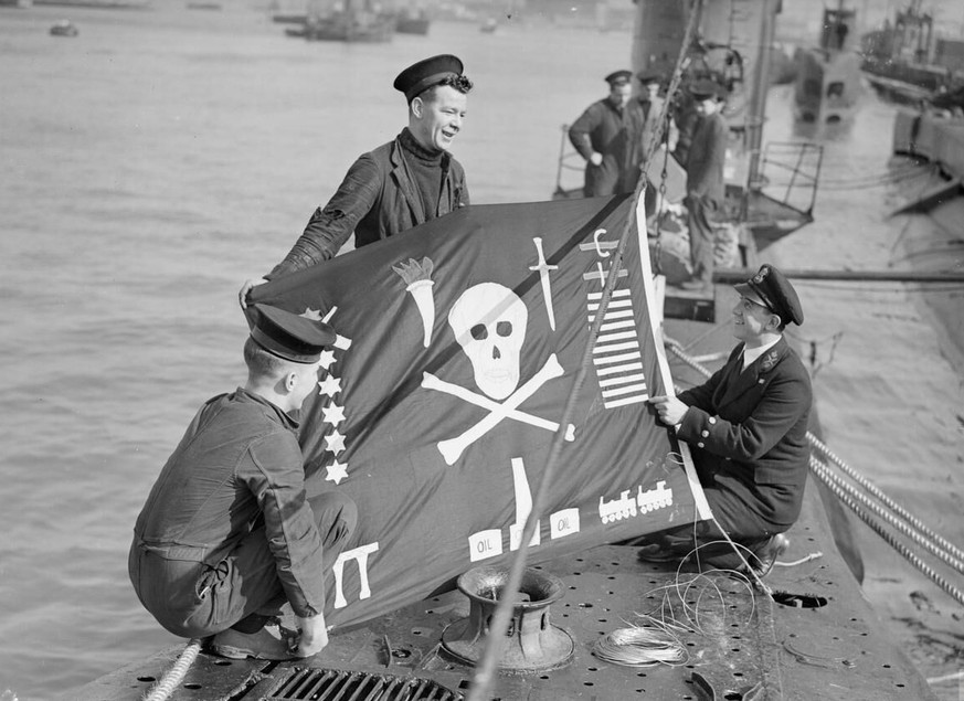 3 and 4 April 1943, Portsmouth, the British Submarine Ursala Which Sailed &quot;blind&quot; For Six Days and Nights With Her Periscope Smashed After Being Rammed by An Enemy Destroyer, Is Now Back Hom ...