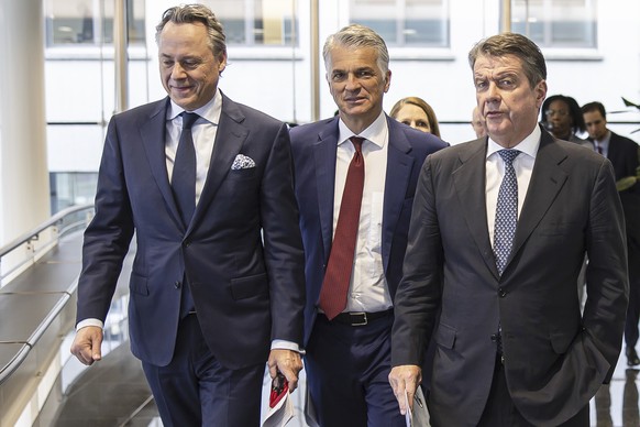 Newly appointed Group Chief Executive Officer of Swiss Bank UBS Sergio Ermotti, center, UBS Chairman Colm Kelleher, right, and outgoing CEO Ralph Hamers leave after a news conference in Zurich, Switze ...