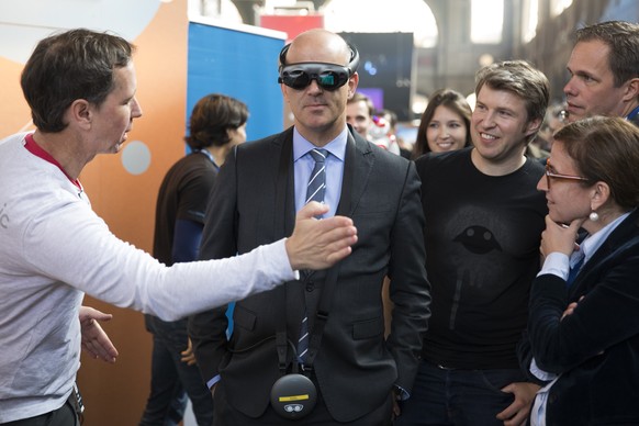 Der Schweizer Bundespraesident Alain Berset testet eine Virtual Reality Brille beim Digitaltag, am Donnerstag, 25. Oktober 2018 im Hauptbahnhof in Zuerich. (KEYSTONE/Peter Klaunzer)