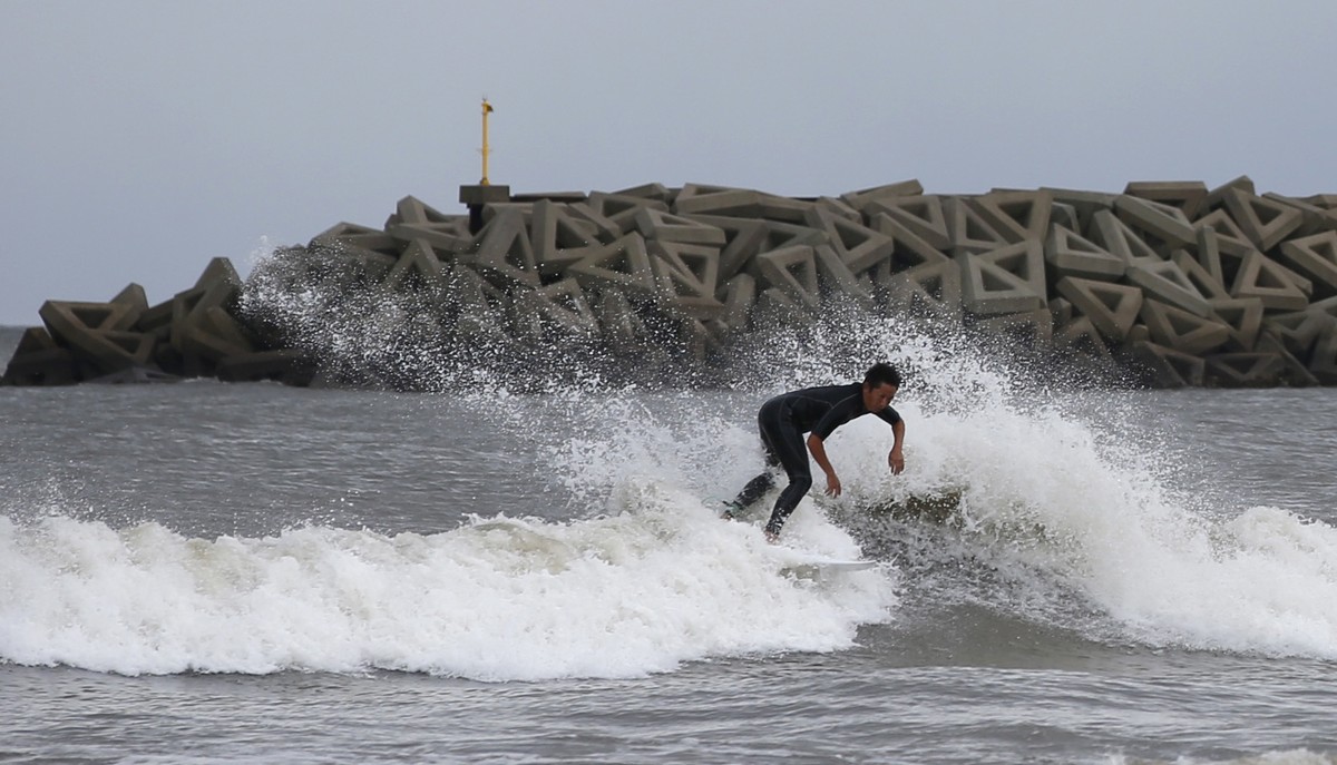 Ein Surfer am Wellenreiten in Tsu, Präfektur Mie – an der Südküste Tokios wird noch immer ein Surfer vermisst.