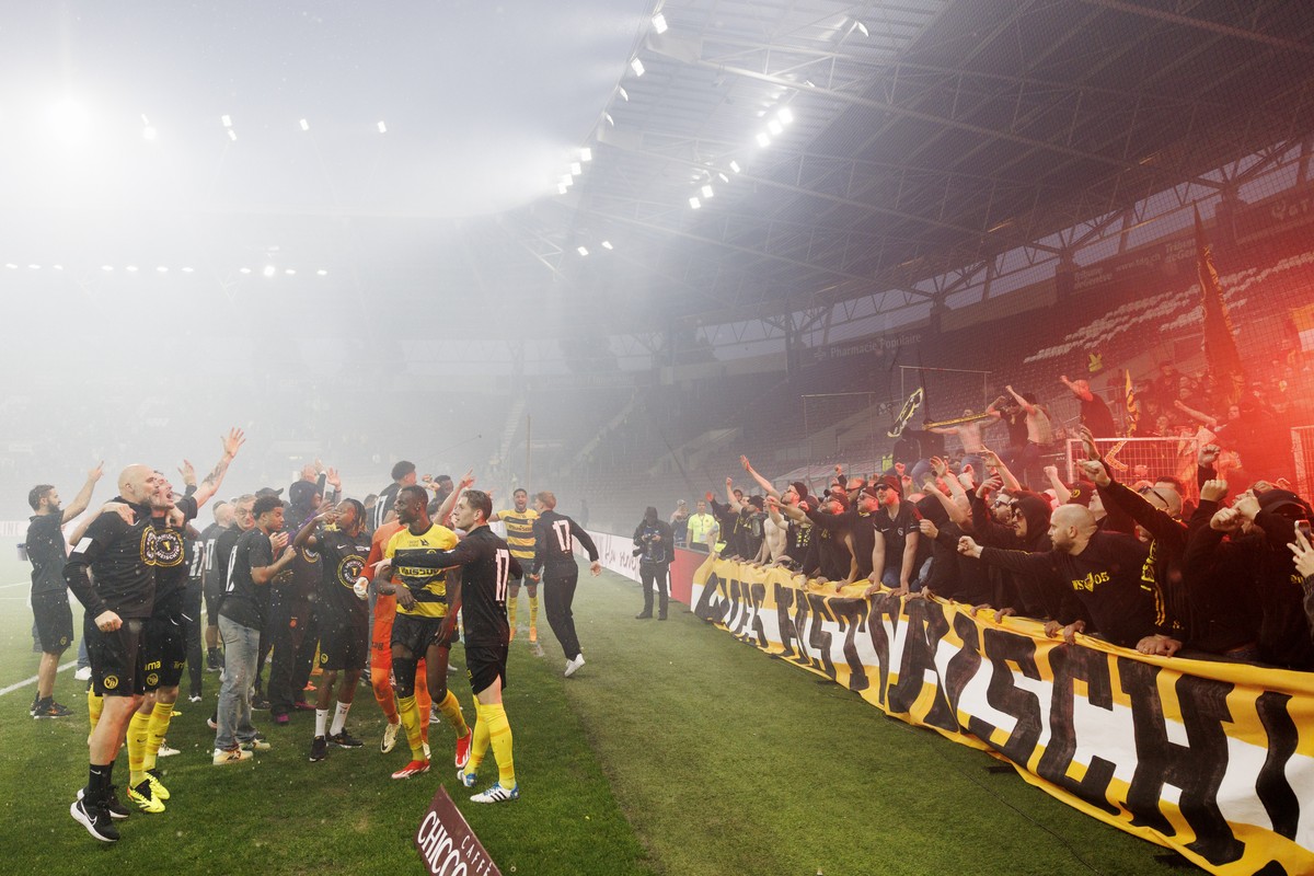 Les joueurs d'YB celebrent devant leurs supporters a la fin de la rencontre de football de Super League entre le Geneve Servette FC (SFC) et le BSC Young Boys (YB), ce lundi 20 mai 2024 au stade  ...