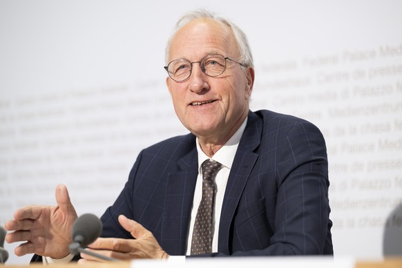 Staenderat Peter Hegglin (Mitte/ZG), Co-Praesident Parlamentarische Gruppe Bienen spricht waehrend einer Medienkonferenz der Allianz mit Imkerverbaenden zur Lancierung der eidgenoessischen Volksinitia ...
