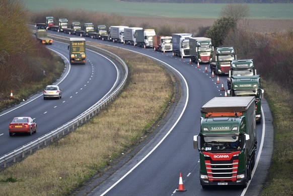 Ein simulierter Lastwagen-Stau auf der Autobahn vor Dover.