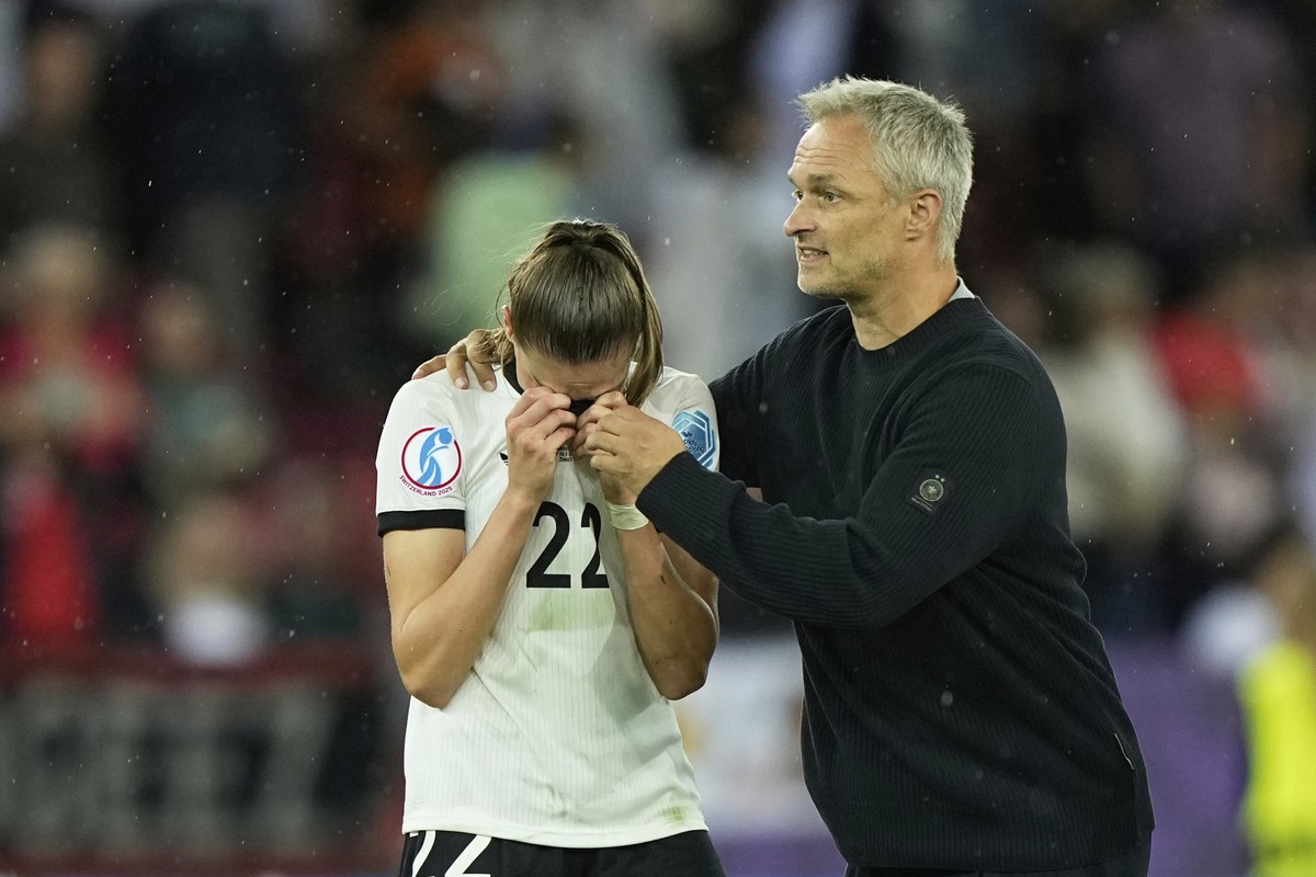 Germany head coach Christian Wueck, right, comforts Germany's Jule Brand during the Women's Euro 2025 semifinals soccer match between Germany and Spain at Stadion Letzigrund in Zurich, Switz ...
