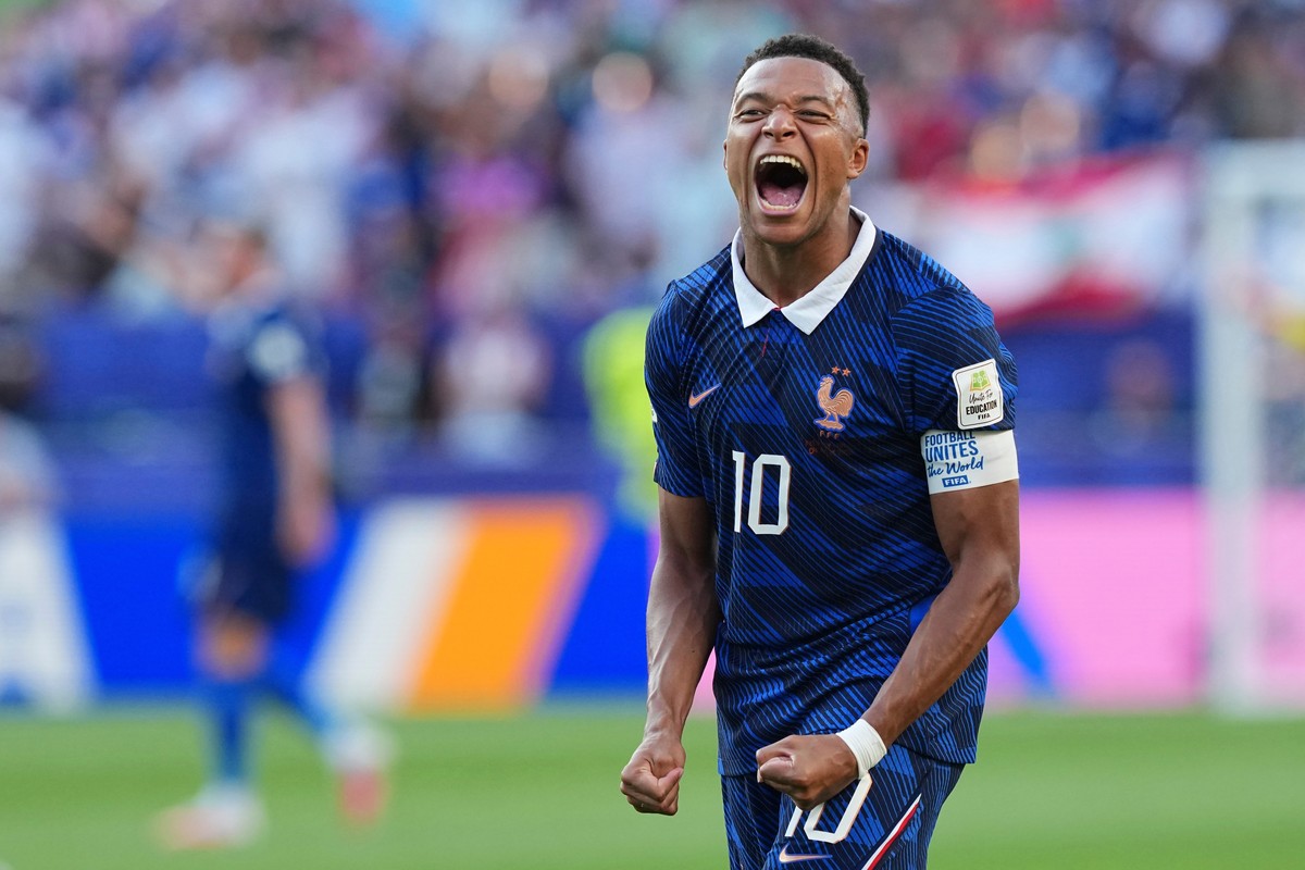 France's Kylian Mbappe (10) celebrates his team victory at the end of the World Cup round of 16 soccer match between Paraguay and France in Philadelphia, Saturday, July 4, 2026. (AP Photo/Martin  ...