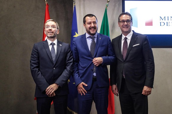 epa06825053 Italian Interior Minister Matteo Salvini (C) during a press conference about migrants with his Austrian counterpart Herbet Kickl (L) and Austrian Vice-Chancellor Heinz-Christian Strache in ...