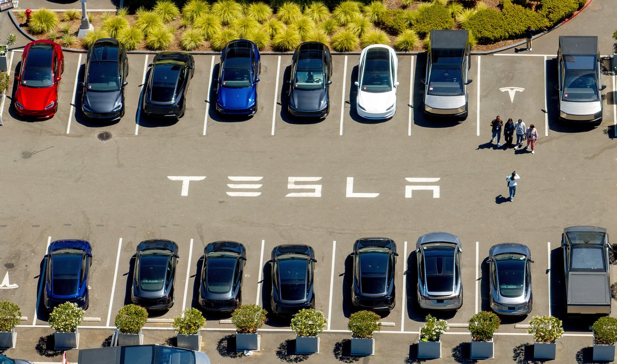 FILE - Tesla vehicles line a parking lot at the company's Fremont, Calif., factory on Aug. 5, 2025. (AP Photo/Noah Berger, File)
Tesla Self Driving Deception