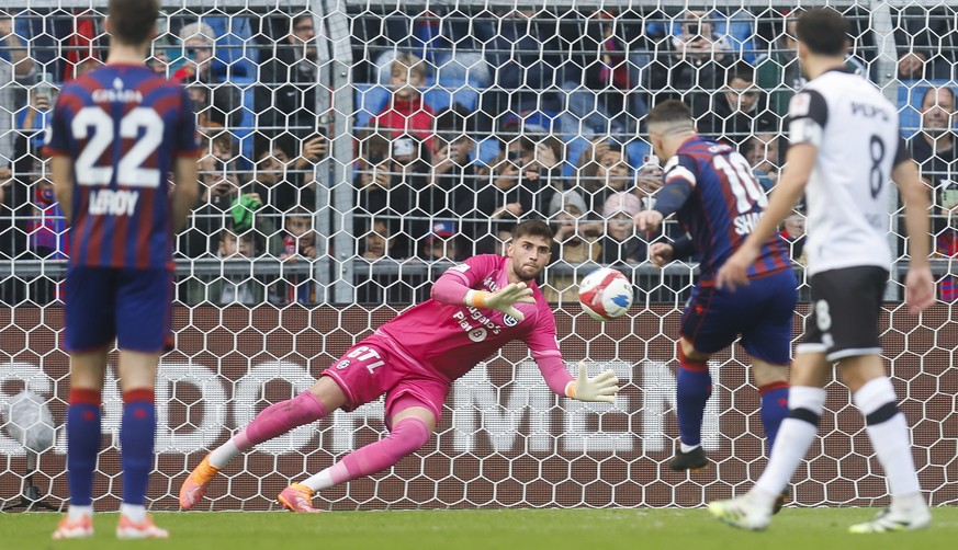 Xherdan Shaqiri (FCB) scheitert bei einem Penalty an Torhueter Amir Saipi (LUG) im Super League Spiel zwischen dem FC Basel und dem FC Lugano, am Sonntag, 9. November 2025 im Stadion St. Jakob-Park in ...