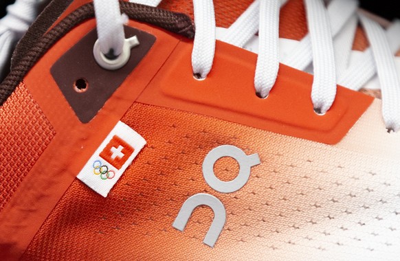 Schuhe des Sportartikelherstellers On, stehen in einem Regal, waehrend der Kleiderabgabe von Swiss Olympic im Distributionszentrum Dosenbach-Ochsner Sport in Luterbach, am Dienstag, 6. Juli 2021 in Lu ...