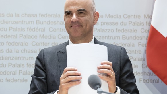 Bundesrat Alain Berset am Ende einer Medienkonferenz des Bundesrates ueber die Situation des Coronavirus, am Donnerstag, 16. April 2020 in Bern. (KEYSTONE/Peter Klaunzer)