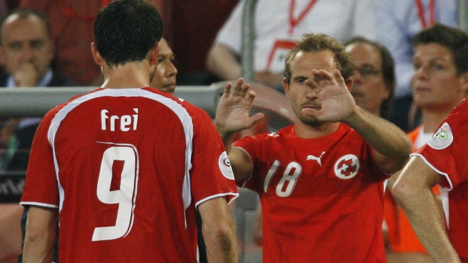 Nati Stuermer Alex Frei, links, wird am Montag, 26. Juni 2006, kurz vor Ende der Verlaengerung des WM Achtelfinales Schweiz gegen Ukraine in Koeln, Deutschland, durch Mauro Lustrinelli ersetzt. Die Sc ...