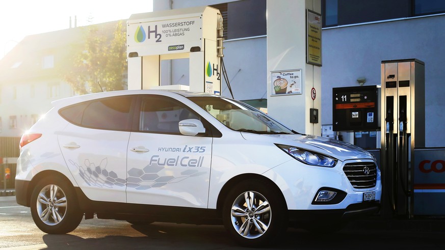Hyundai ix35 Fuel Cell - COOP Wasserstofftankstelle in Hunzenschwil (AG) / Coop eroeffnet die erste oeffentliche Wasserstoff-Tankstelle der Schweiz und nimmt zwoelf neue Hyundai ix35 Fuel Cell in den  ...