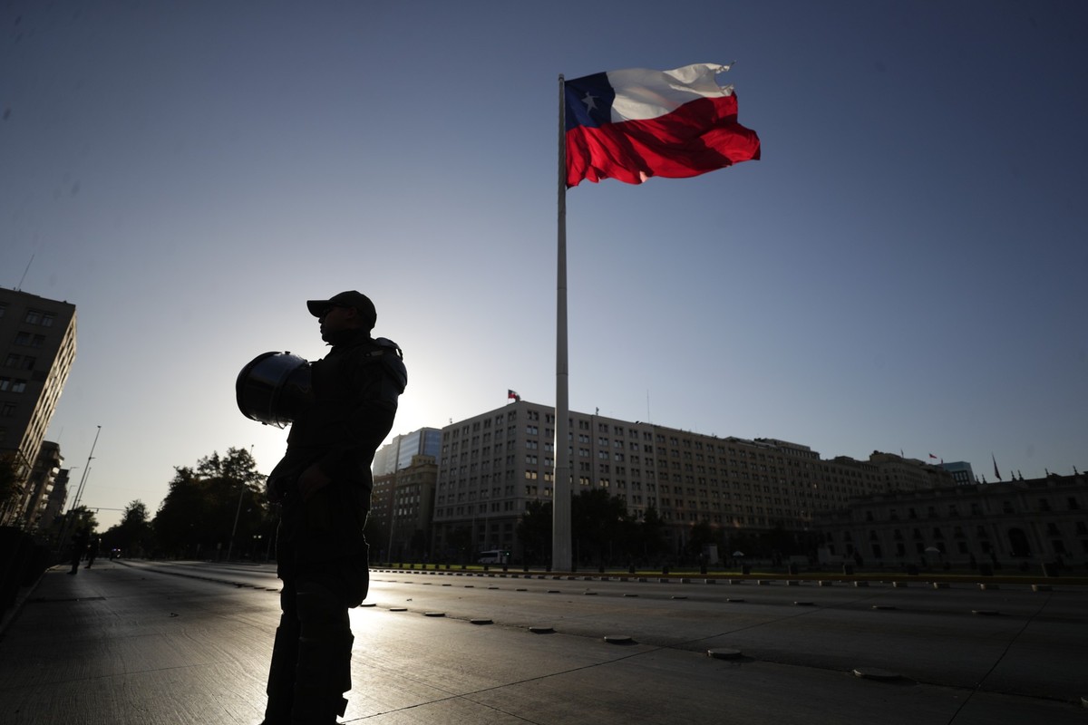 epa12813134 A police officer guards the La Moneda Palace prior to President Jose Antonio Kast's speech in Santiago, Chile, 11 March 2026. Kast assumed the presidency of Chile in a solemn ceremony ...