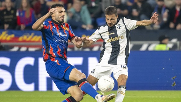 Adrian Barisic (FCB), links, gegen Antonio Marchesano (FCZ), rechts, im Fussball Meisterschaftsspiel der Regular Season der Swiss Super League zwischen dem FC Basel 1893 und dem FC Zuerich im Stadion  ...