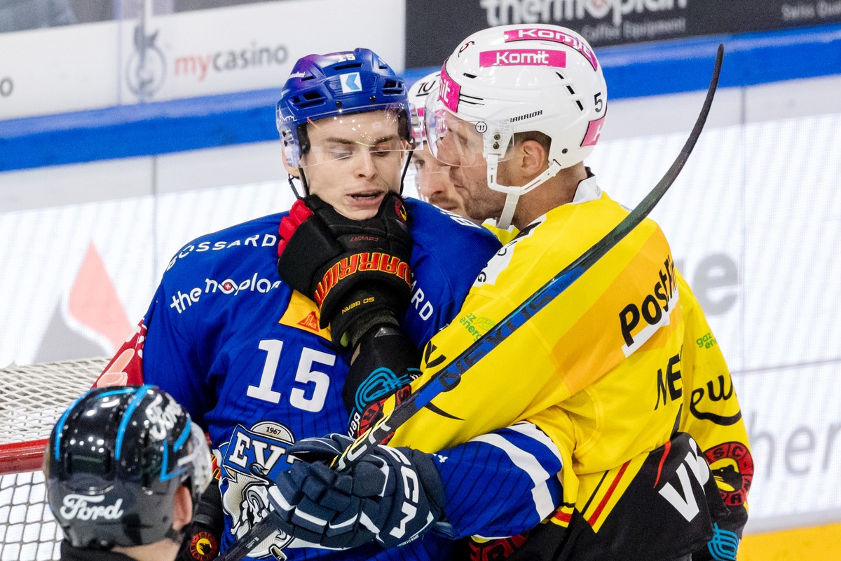 EV Zugs Gregory Hofmann, links, gegen SC Berns Patrik Nemeth im Eishockey Qualifikationsspiel der National League zwischen dem EV Zug und dem SC Bern am Samstag, 23. September 2023 in der Bossard Aren ...