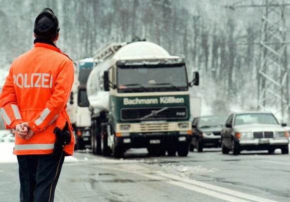 Kein Weiterkommen fuer den Verkehr am Gotthard am Dienstag, 9. Februar 1999, ab 17 Uhr. Die Polizei liess wegen akuter Lawinengefahr die Autobahn A2 sowie die Kantonsstrasse in beide Richtungen sperre ...