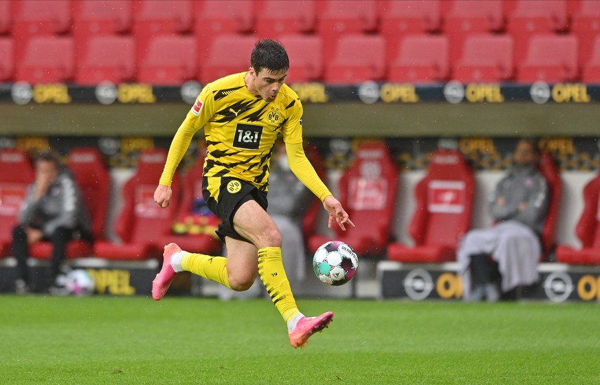 epa09205018 Dortmund&#039;s Giovanni Reyna in action during the German Bundesliga soccer match between FSV Mainz 05 and Borussia Dortmund in Mainz, Germany, 16 May 2021. EPA/SASCHA STEINBACH / POOL CO ...