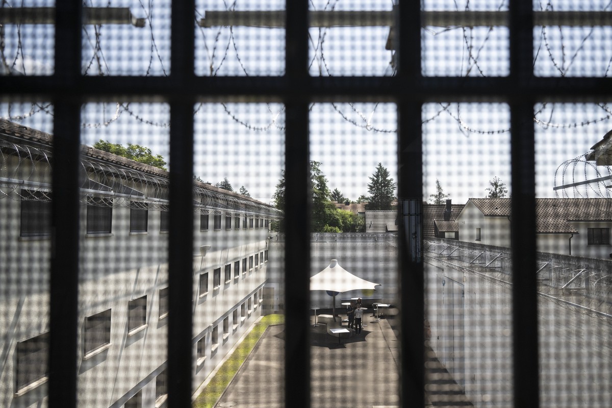 Blick aus einem Fenster an einem Medientermin ueber den Modellversuch der U-Haft im Ausbildungszentrum Meilen, aufgenommen am Dienstag, 25. Juni 2024 in Meilen. Die Kantone Zuerich und Bern wollen die ...