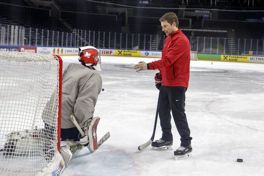 ARCHIVBILD ZUM SDA-TEXT UEBER DEN BRUCH DER SCHWEIZER GOALIE-TRADITION IN DER NHL, AM MITTWOCH, 17. FEBRUAR 2021 - Peter Mettler, right, goaltender coach of Switzerland national ice hockey team, instr ...