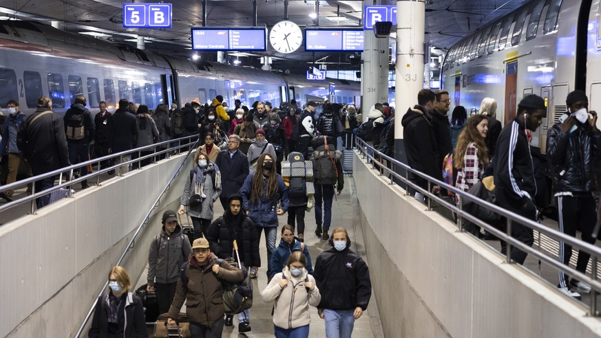 Passagiere mit und ohne Maske steigen in Zuege ein und aus, am Freitag, 1. April 2022 im Bahnhof in Bern. Die Maskenpflicht im oeffentlichen Verkehr wurde durch den Bund aufgehoben. (KEYSTONE/Peter Kl ...