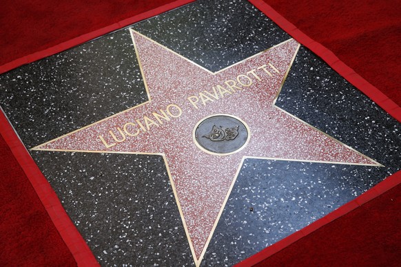 epaselect epa10136970 The Hollywood Walk of Fame star for the late Italian operatic tenor Luciano Pavarotti is unveiled following a ceremony honoring him posthumously in Los Angeles, California, USA,  ...