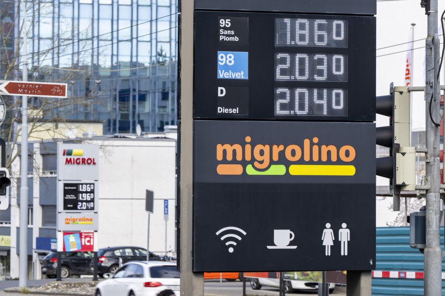 Les prix de l'essence sont affiches sur des totem dans deux station-service Migrol et Socar, ce vendredi 13 mars 2026 a Geneve. Une hausse du prix de carburant a la pompe a lieu a la suite de la  ...