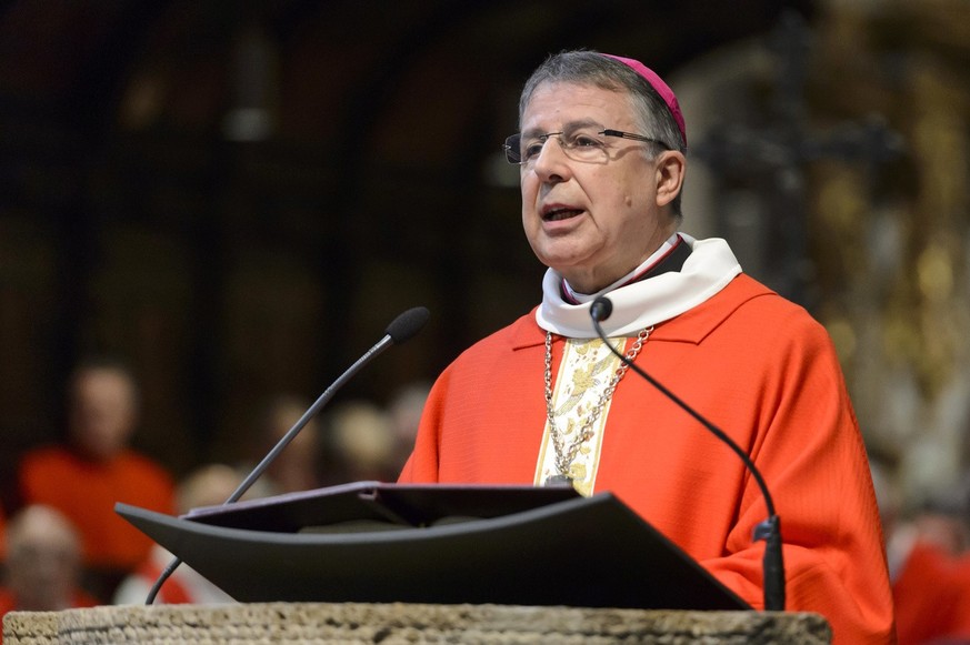 Monseigneur Jean Scarcella pere-abbe de St-Maurice celebre une messe pontificale a la Basilique de l&#039;abbaye lors des celebrations de cloture du Jubile du 1500eme anniversaire de l&#039;abbaye de  ...