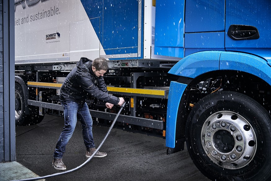 Mercedes-Benz eActros im Einsatz: Der vollelektrische Mercedes-Benz Lkw für den schweren Verteilerverkehr fährt lokal emissionsfrei und leise in Städten. Bis zu 200 Kilometer Reichweite mit gewohnter  ...