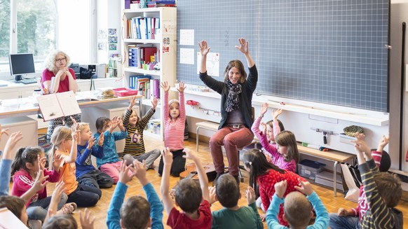 ZUM BUNESGERICHTSENTSCHEID, DASS DER PRIMARLEHRERBERUF EIN FRAUENBERUF SEI, STELLEN WIR IHNEN AM DIENSTAG, 1. DEZEMBER 2015, FOLGENDES ARCHIVBILD ZUR VERFUEGUNG - With the aid of a song and their teac ...