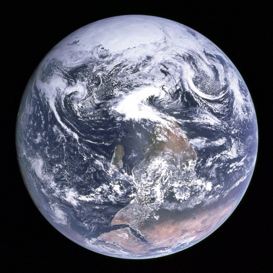 Die Erde ist eine Kugel. Welcher Pol sich oben befindet, ist Konvention. Diese berühmte Aufnahme unseres Heimatplaneten («Blue Marble») aus der Sicht von Apollo 17 zeigt im Original den Südpol oben. D ...