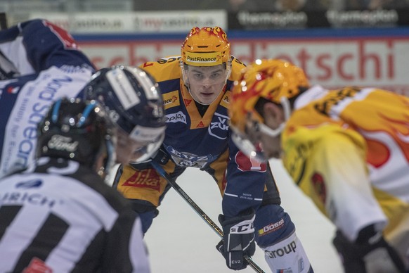 Gregory Hofmann von Zug beim Eishockey Meisterschaftsspiel in der Qualifikation der National League zwischen dem EV Zug und dem SC Bern vom Montag, 23. Dezember 2019 in Zug. (PPR/Urs Flueeler).