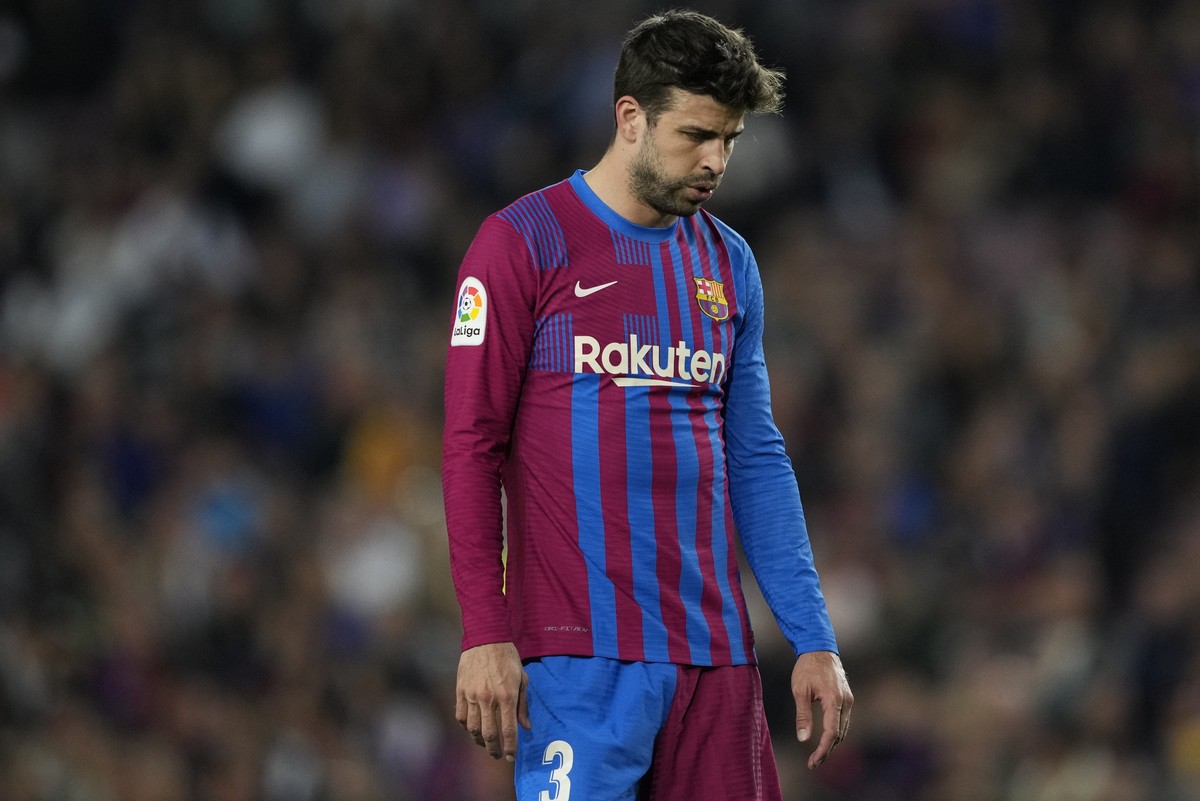 epa09921410 Barcelona's defender Gerard Pique reacts after suffering an injury during the Spanish LaLiga soccer match between FC Barcelona and RCD Mallorca at Camp Nou stadium in Barcelona, Catal ...