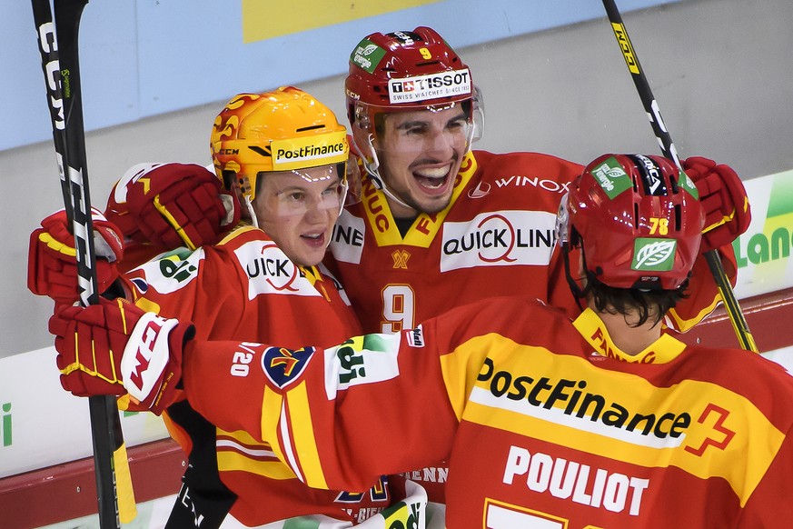 Biels Topscorer Toni Rajala,links, jubelt nach seinem Tor (3-2) mit Biels Marc-Antoine Pouliot, rechts, und Biels Damien Riat, Mitte, beim Eishockey Meisterschaftsspiel der National League zwischen de ...