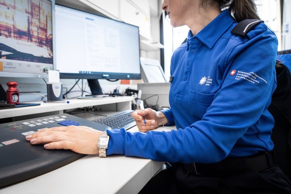 Mitarbeiterin des ​Bundesamtes für Zoll und Grenzsicherheit (BAZG).