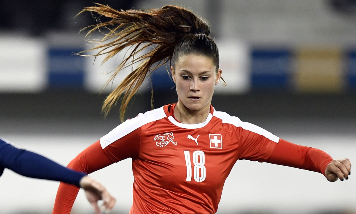 Swiss Viola Calligaris, right, fights for the ball against Belarus Anna Kozyupa, left, during the women's World Championship qualifying soccer match between Switzerland and Belarus in Schaffhause ...