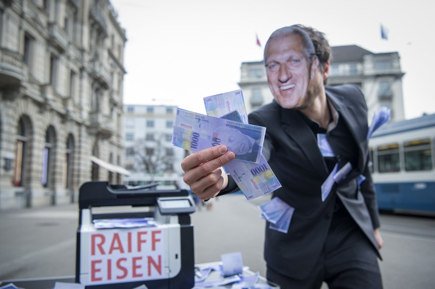 Ein Vollgeld-Aktivist mit einer Pierin Vincenz-Maske hält gedruckte Tausender Noten in der Hand, anlässlich einer Aktion zur Causa «Vincenz/Raiffeisen».