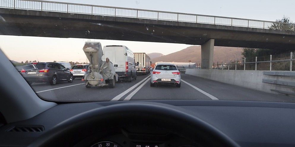 Im Strassenverkehr Abstand zu halten, kann Unfälle verhindern. Nicht alle halten sich an die entsprechenden Regeln. (Symbolbild)