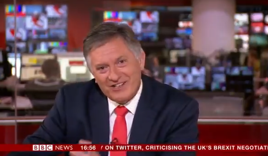 BBC-Moderator Simon McCoy lacht über die Schweizer Luftwaffe.