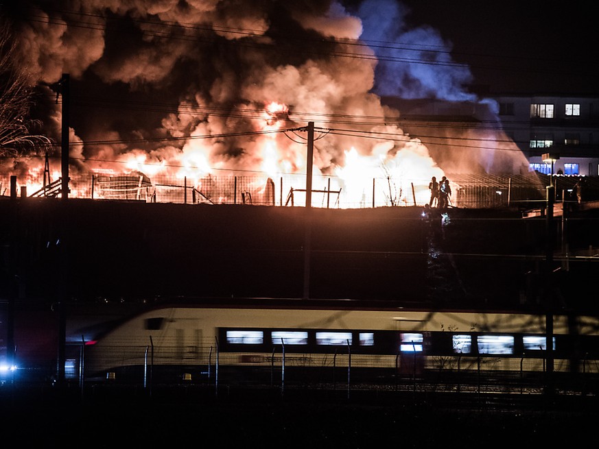 Das Reifendepot in Mendrisio TI unweit der Bahnstrecke stand in der Nacht auf Sonntag in Vollbrand.