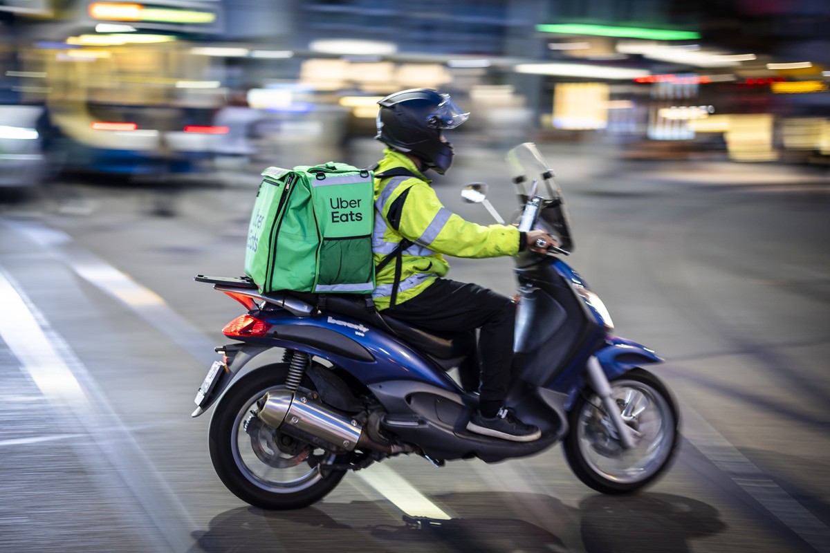 Ein Mann mit einem Uber Eats Rucksack faehrt einen Roller beim Zuercher Central, am Dienstag, 10. September 2024 in Zuerich.(KEYSTONE/Michael Buholzer)