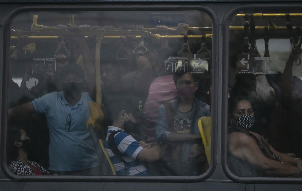Commuters wearing masks crowd a public Rapid Transit Bus (BRT) amid the COVID-19 pandemic in Rio de Janeiro, Brazil, Tuesday, March 30, 2021. (AP Photo/Bruna Prado)
