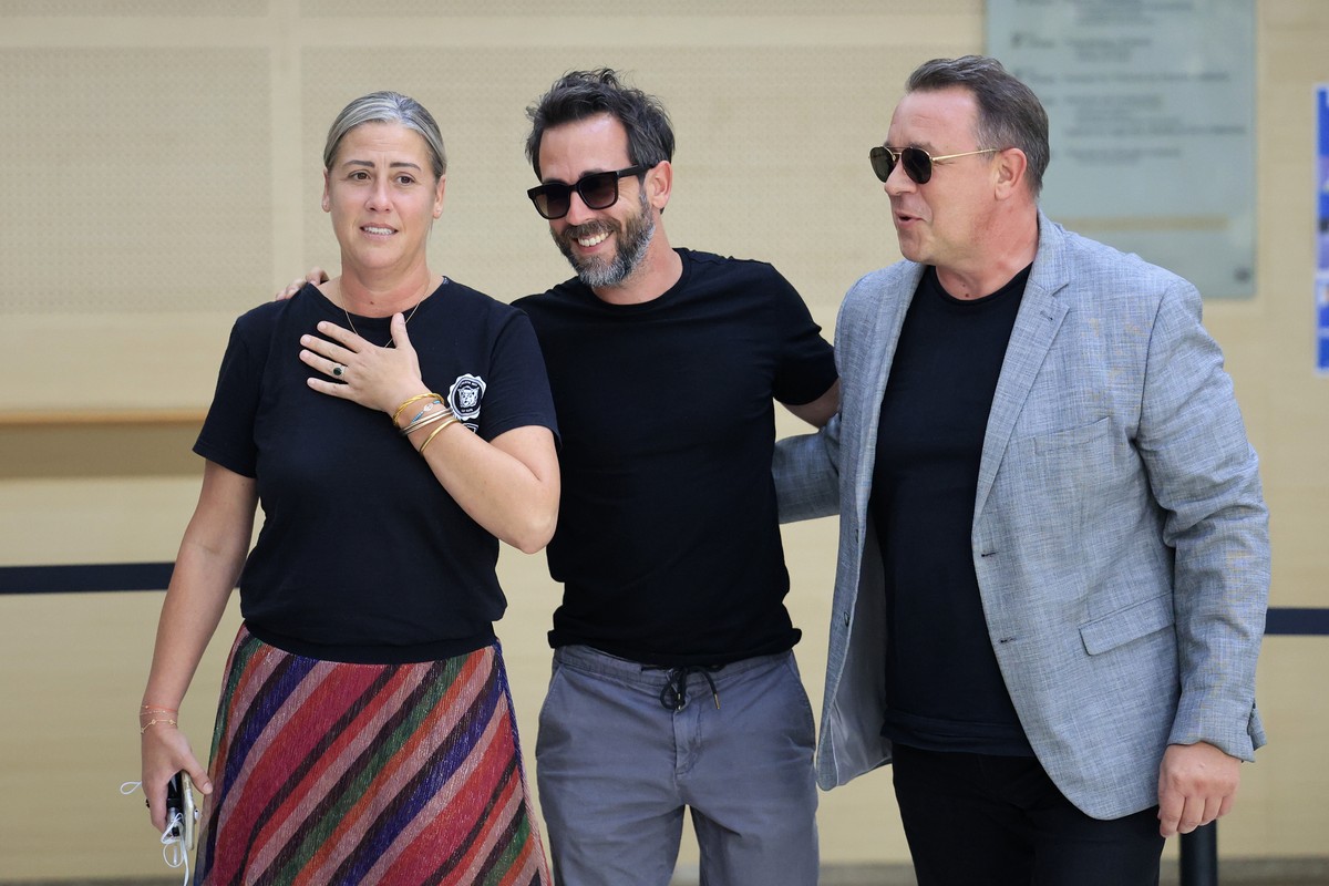 epa11587323 The sons of Gisele Pelicot, Florian (C), David (R) and her daughter Caroline Darian (L) arrive at the criminal court in Avignon, France, 05 September 2024, where Pelicot's ex-husband  ...