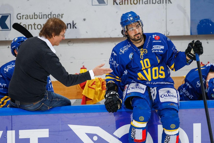 HCD Coach Arno Del Curto, links, zusammen mit seinem verlaengerten Arm auf dem Eis, Captain Andres Ambuehl, rechts, aufgenommen am Samstag, 7. Oktober 2017, beim Eishockey Swiss Hockey League Spiel zw ...