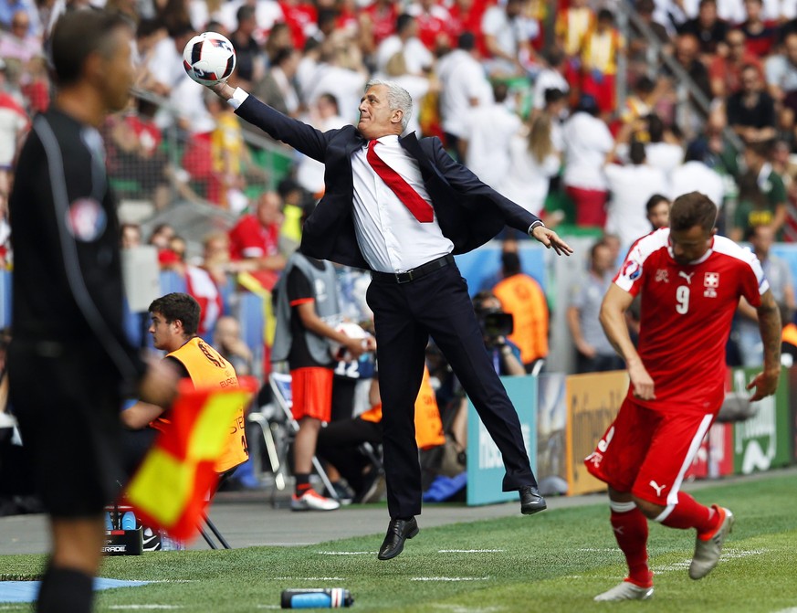 Voller Einsatz auch an der Linie: Trainer Petkovic hechtet nach dem Ball.