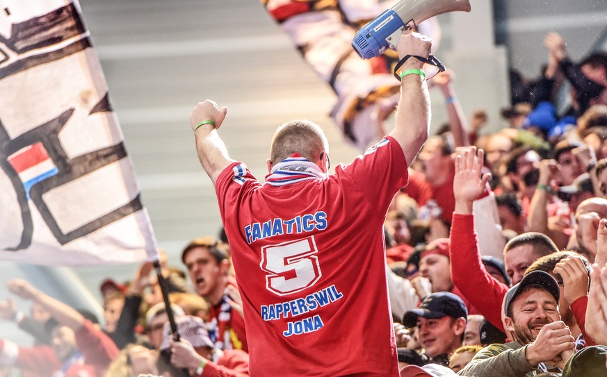 Die Rapperswil Fans unterstuetzen ihre Mannschaft und jubeln zum 1:0 im Final des Swiss Ice Hockey Cups 2017/18 zwischen den Rapperswil-Jona Lakers und dem HC Davos, am Sonntag, 4. Februar 2018, in de ...