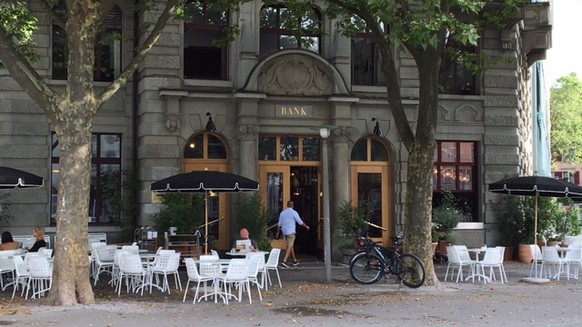 Das Restaurant Bank am Helvetiaplatz in Zürich. Hier trägt das Personal Adidas-Schuhe