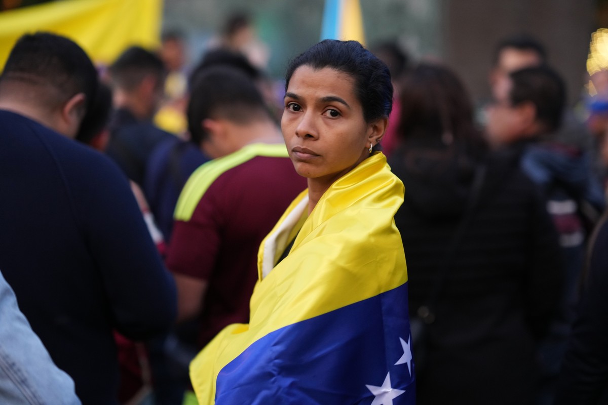 People gather to celebrate in Simon Bolivar square in Guatemala City, Saturday, Jan. 3, 2026, the U.S. capture of Venezuelan President Nicolas Maduro. (AP Photo/Moises Castillo)
Guatemala Venezuela US